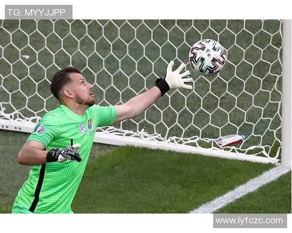 莱万在欧冠赛场火力全开10场12球领跑射手榜金靴稳了